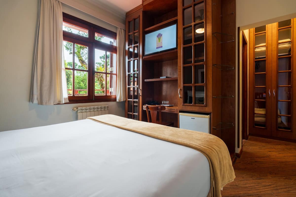 1 kamar tidur, seprai premium, minibar, dan brankas