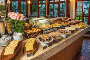 Breakfast buffet - Pousada Campos De Provence (Campos do Jordão)