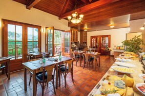 Breakfast area - Pousada Campos De Provence (Campos do Jordão)