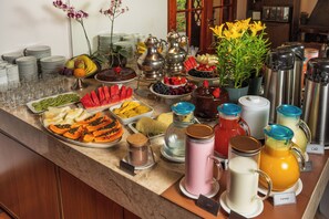 Breakfast buffet - Pousada Campos De Provence (Campos do Jordão)