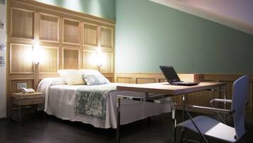 Dobbeltværelse | Pengeskab på værelset, skrivebord, lydisolering