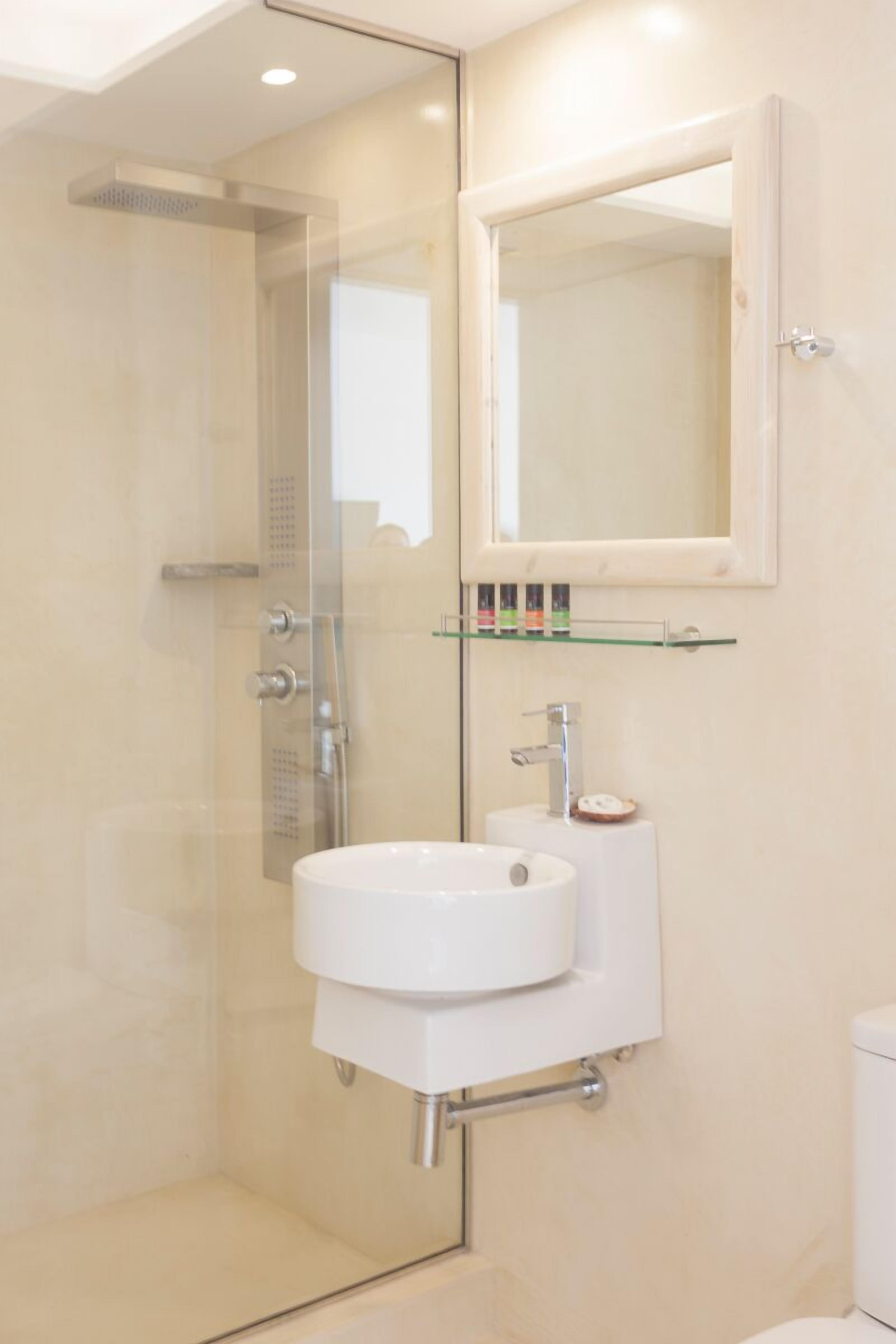 deluxe suite, sea view | bathroom | shower, slippers, towels