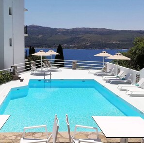 Seasonal outdoor pool, pool umbrellas, sun loungers - Scorpios Hotel & Suites (Samos)
