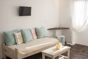 40-inch Smart TV with satellite channels, TV - Scorpios Hotel & Suites (Samos)