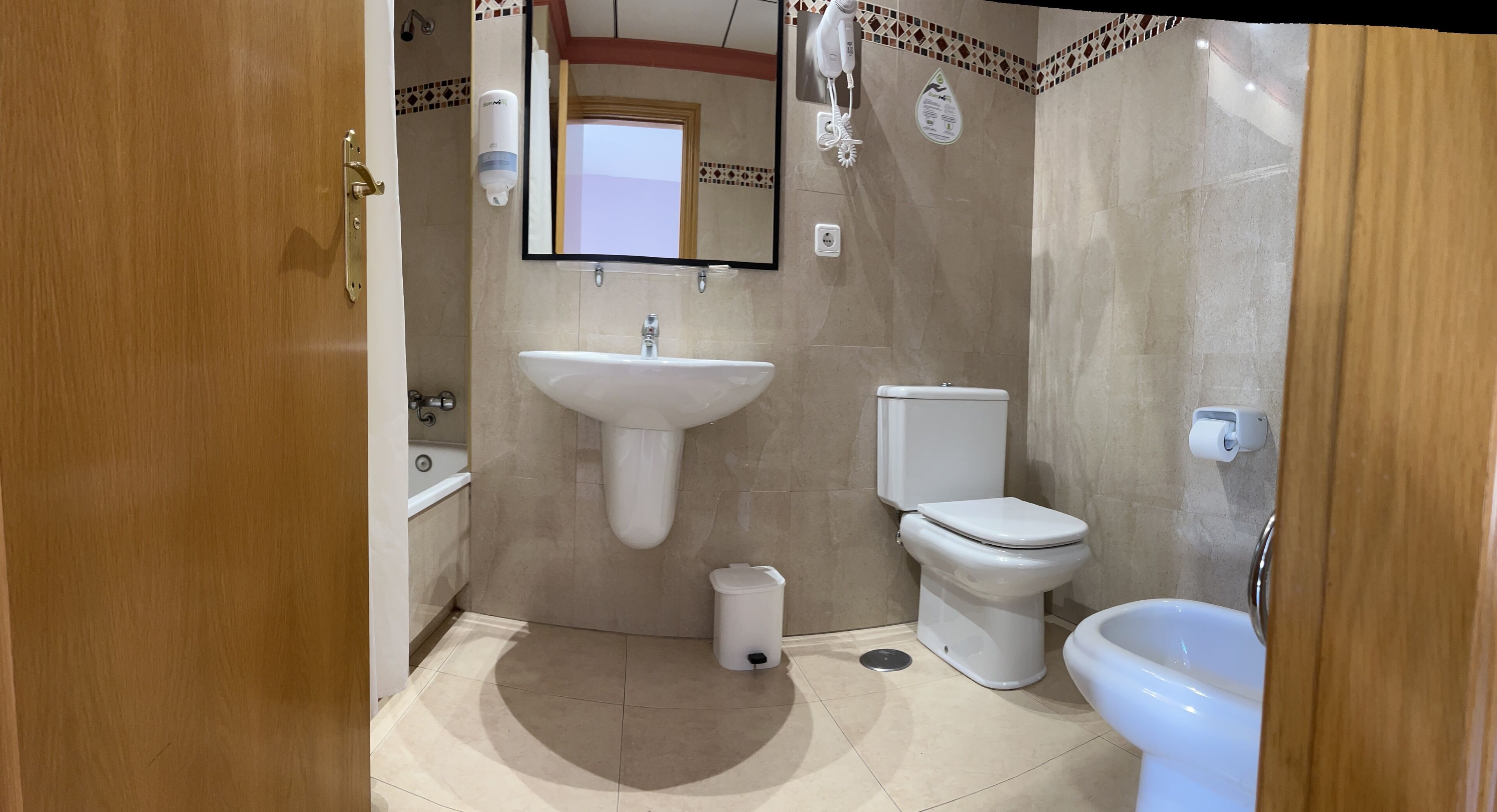 Baño con lavamanos, inodoro y bidé.