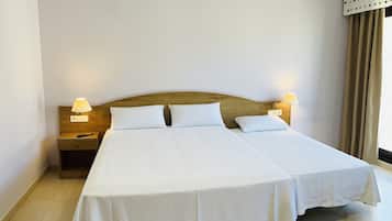 Habitación triple, 1 cama de matrimonio | Escritorio, wifi gratis, ropa de cama