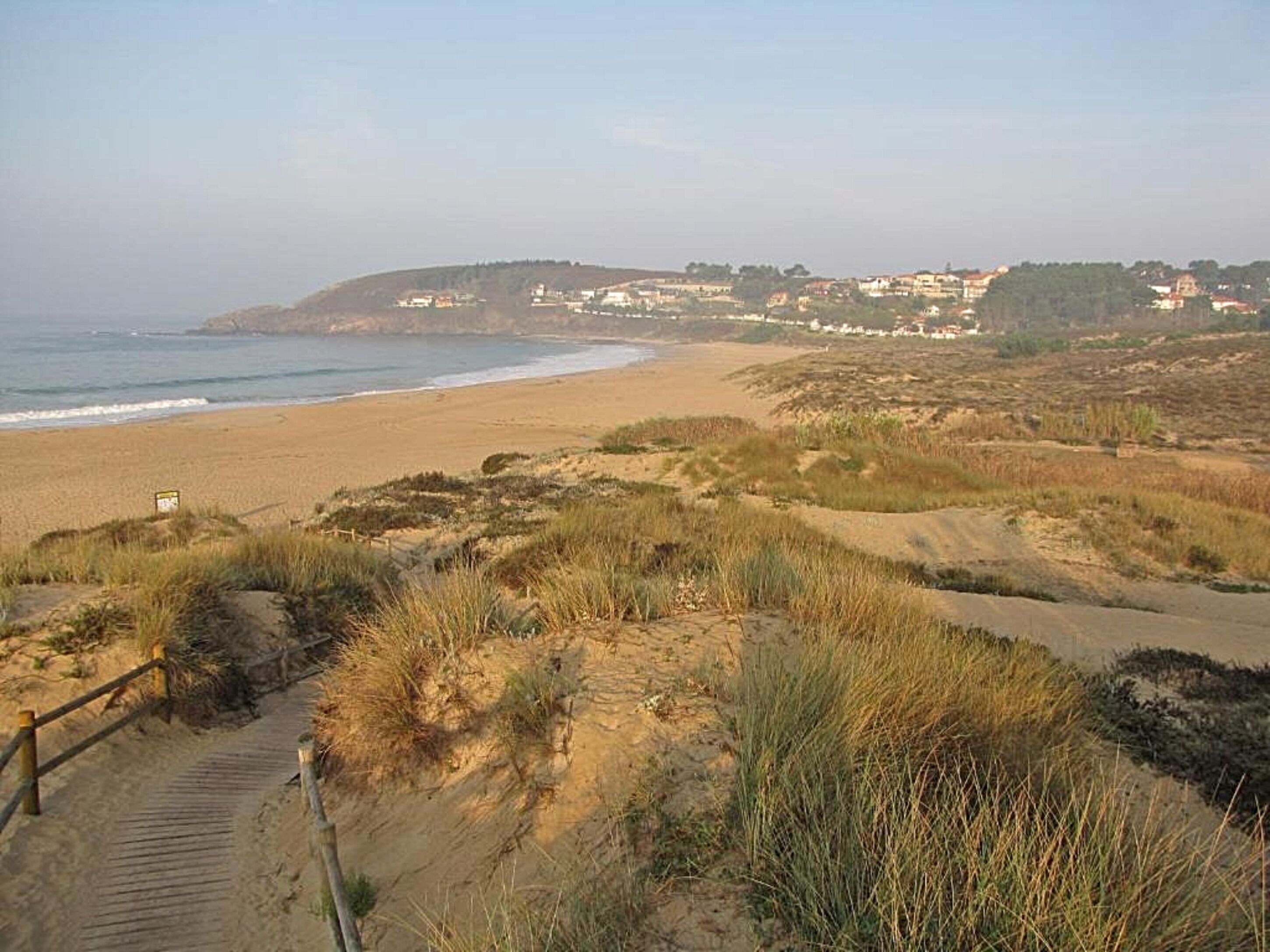 Playa en los alrededores y playa de arena blanca 
