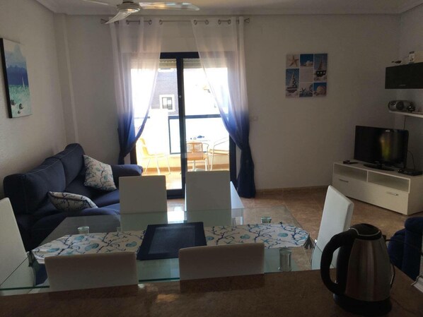 Télévision de 38 pouces avec chaînes par câble, lecteur de DVD