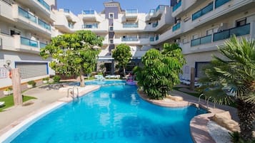 Outdoor pool, pool umbrellas, sun loungers