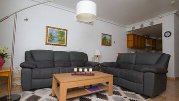Penthouse, 2 slaapkamers, uitzicht op stad | Woonruimte | Een 38-inch televisie met kabelzenders en een dvd-speler