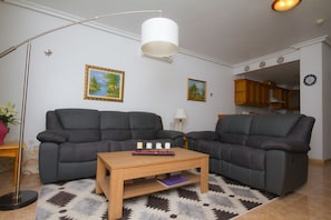 Penthouse, 2 habitaciones, vista a la ciudad | Área de sala de estar | Televisión de 38 pulgadas con canales por cable y reproductor de DVD 