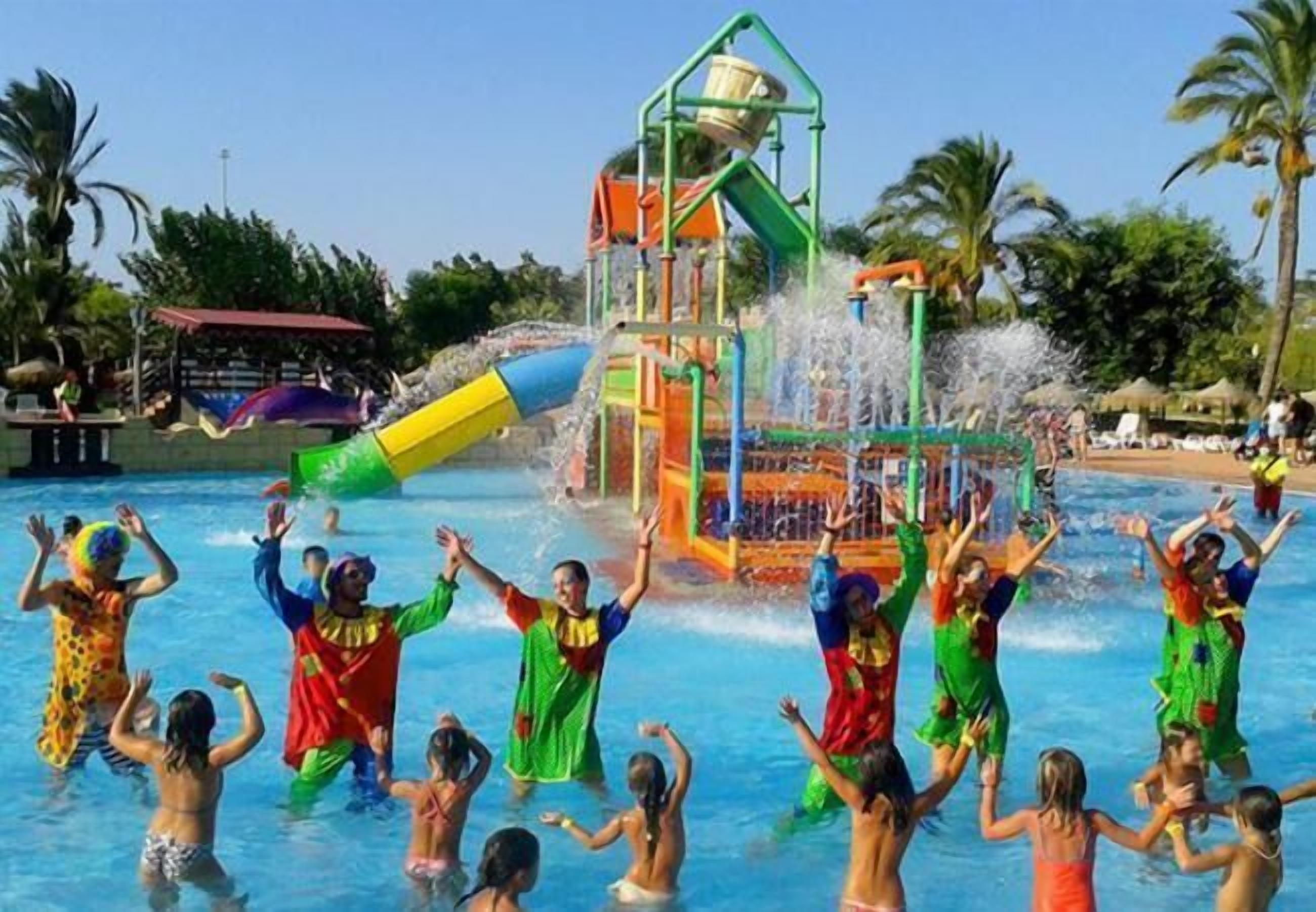 Ein Wasserpark mit Wasserrutsche und Spielbereich.