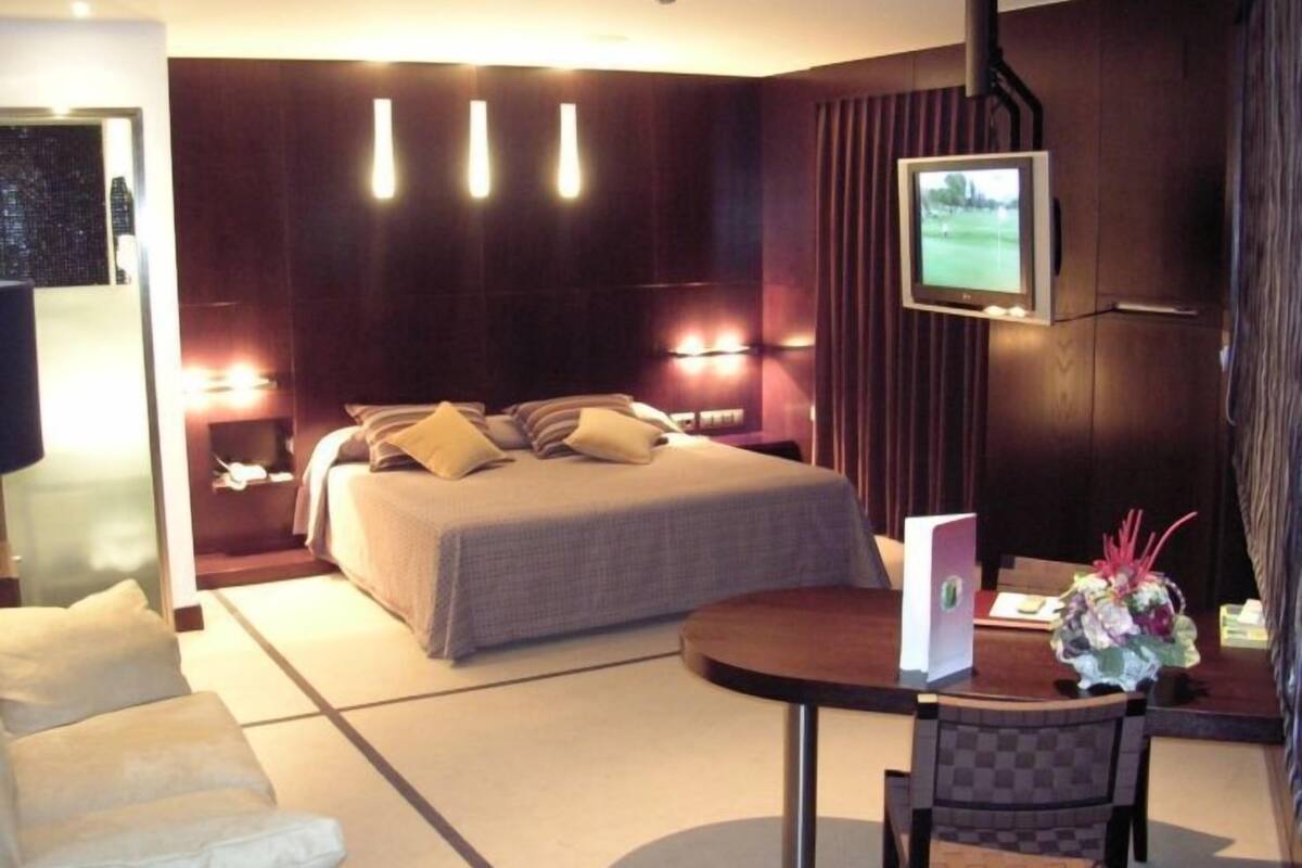 suite | minibar, in-room safe, desk, soundproofing