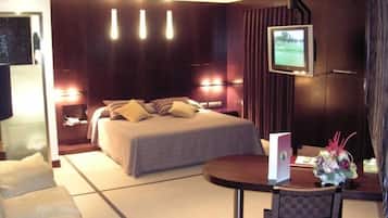 Suite | Minibar, caja de seguridad en la habitación y escritorio