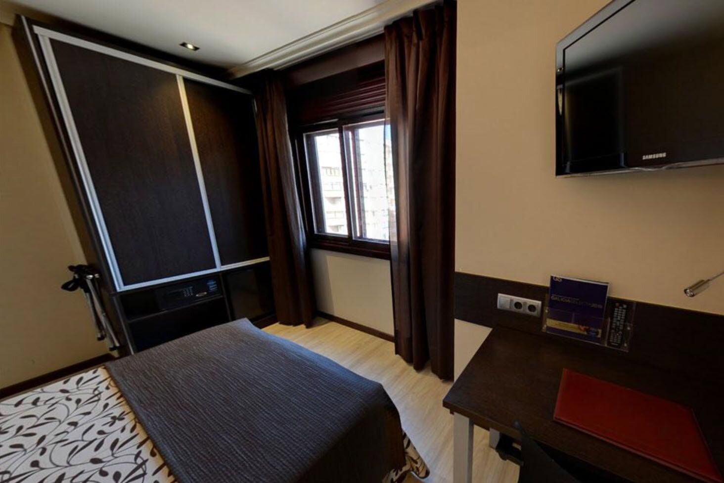 single room | minibar, in-room safe, desk, soundproofing