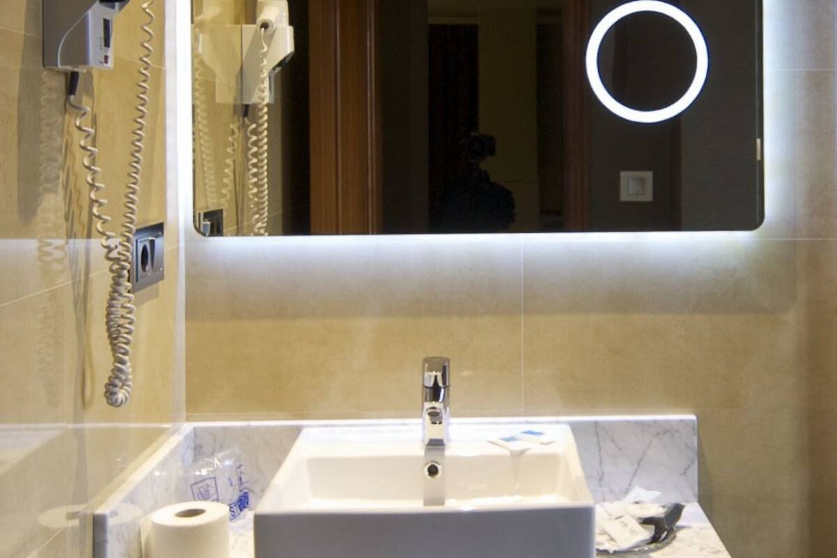 double room single use | bathroom | hair dryer, towels