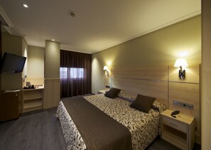 Minibar, caja de seguridad en la habitación y escritorio 