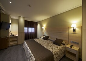 Minibar, caja de seguridad en la habitación y escritorio 