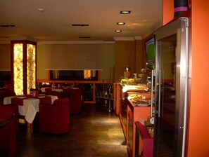 Desayuno buffet los días de semana (EUR 8.80 por persona)