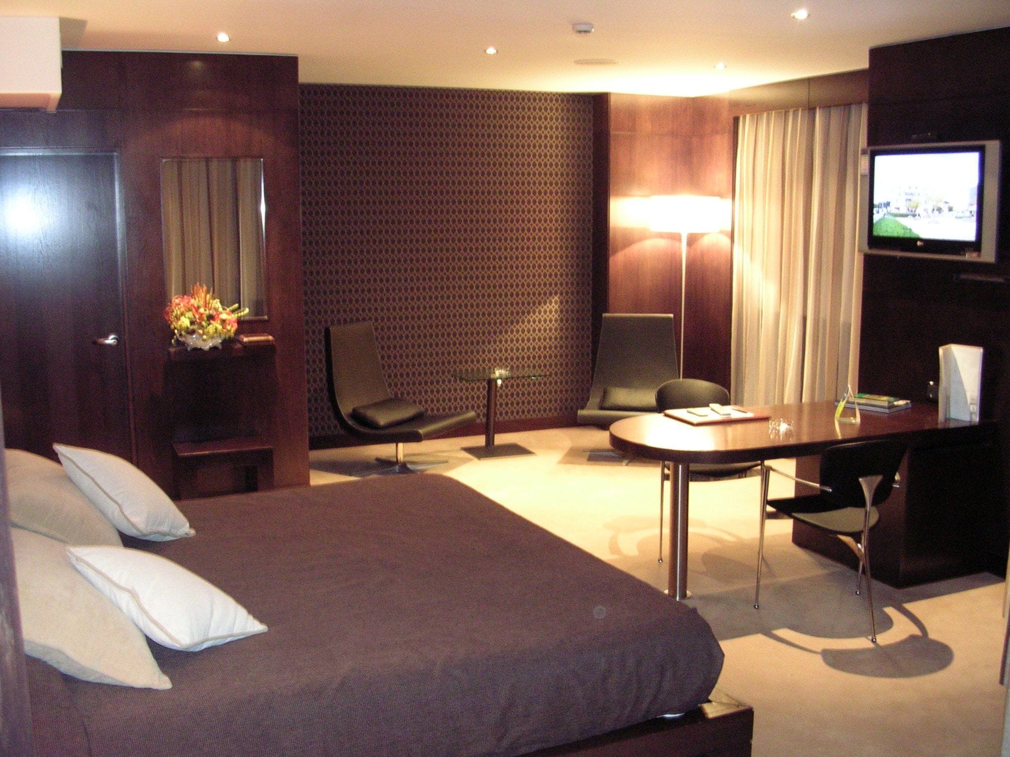 suite | minibar, in-room safe, desk, soundproofing