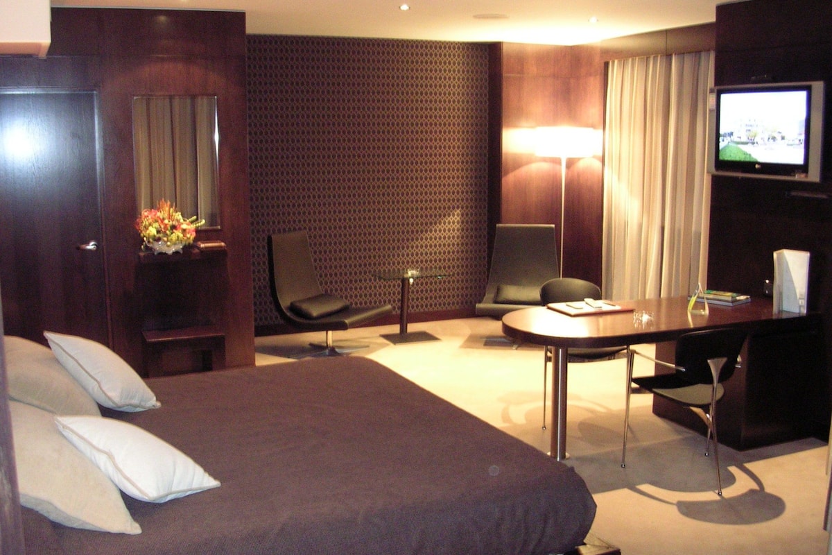 suite | minibar, in-room safe, desk, soundproofing