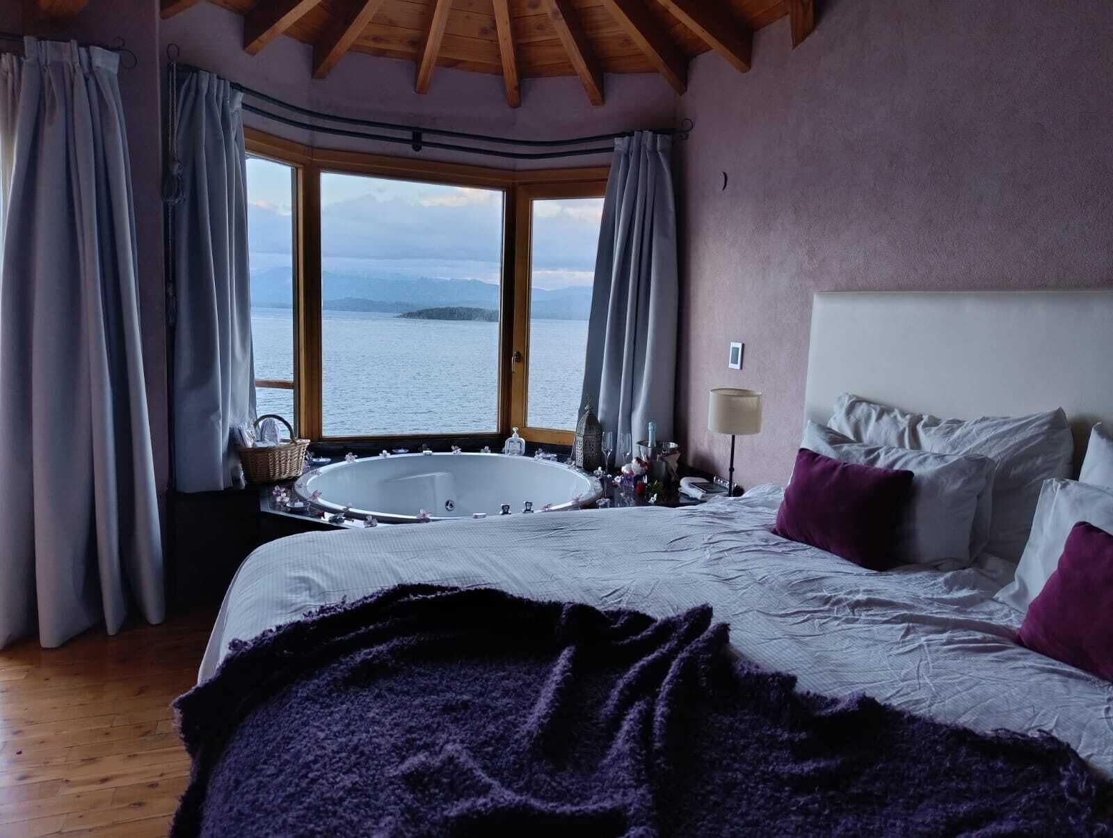 Suite, Lake View (Especial) | 1 bedroom, premium bedding, down comforters, pillowtop beds