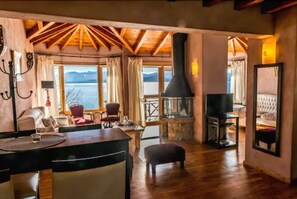 Suite, Lake View (Especial) | 1 bedroom, premium bedding, down comforters, pillowtop beds