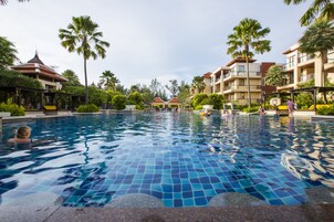 Outdoor pool, free cabanas, pool umbrellas