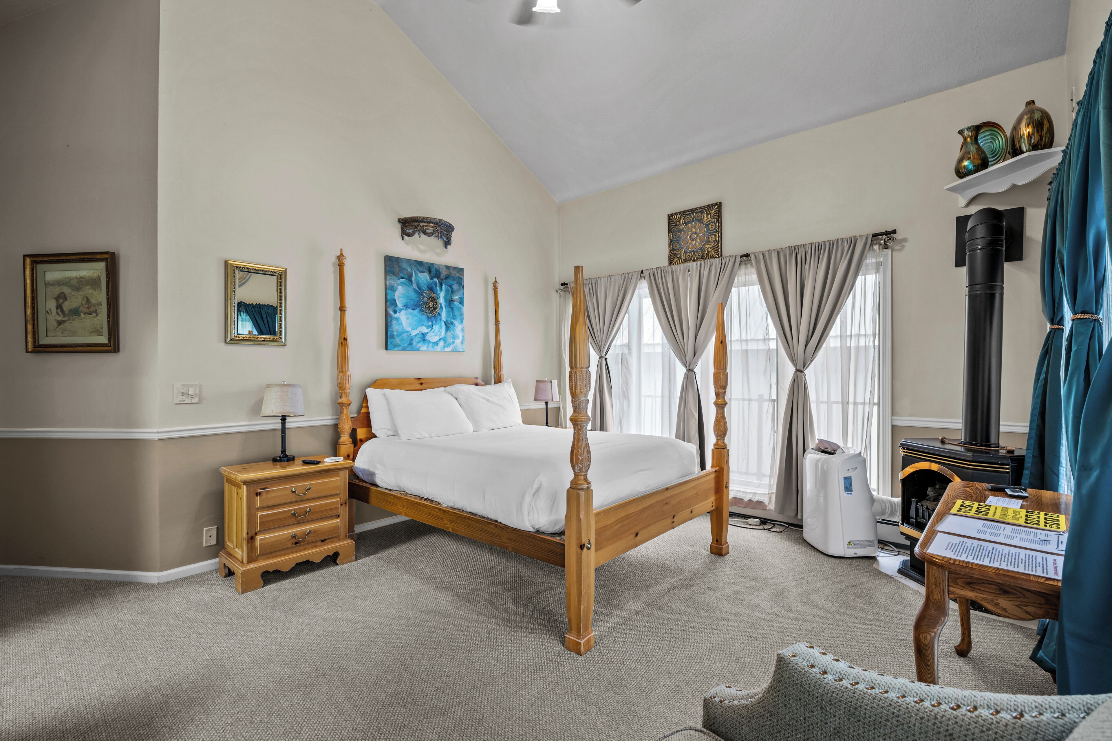 Room, Private Bathroom (10 Royal Queen) | Blackout drapes, iron/ironing board (on request), WiFi (free)