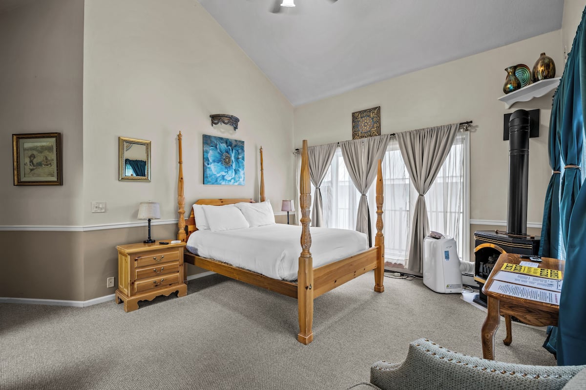 Room, Private Bathroom (10 Royal Queen)