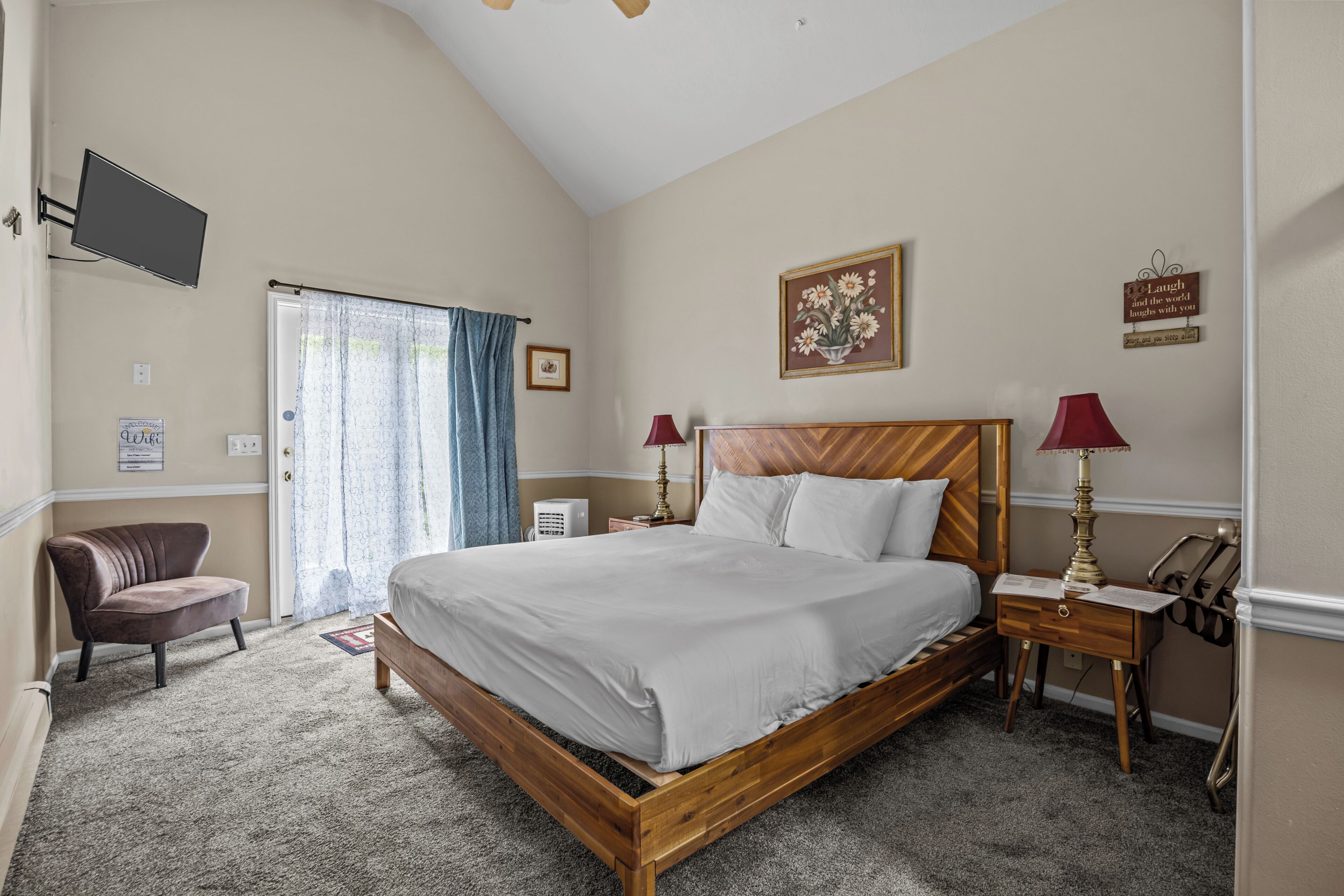Room, Private Bathroom (07 Cliffside King) | Blackout drapes, iron/ironing board (on request), WiFi (free)