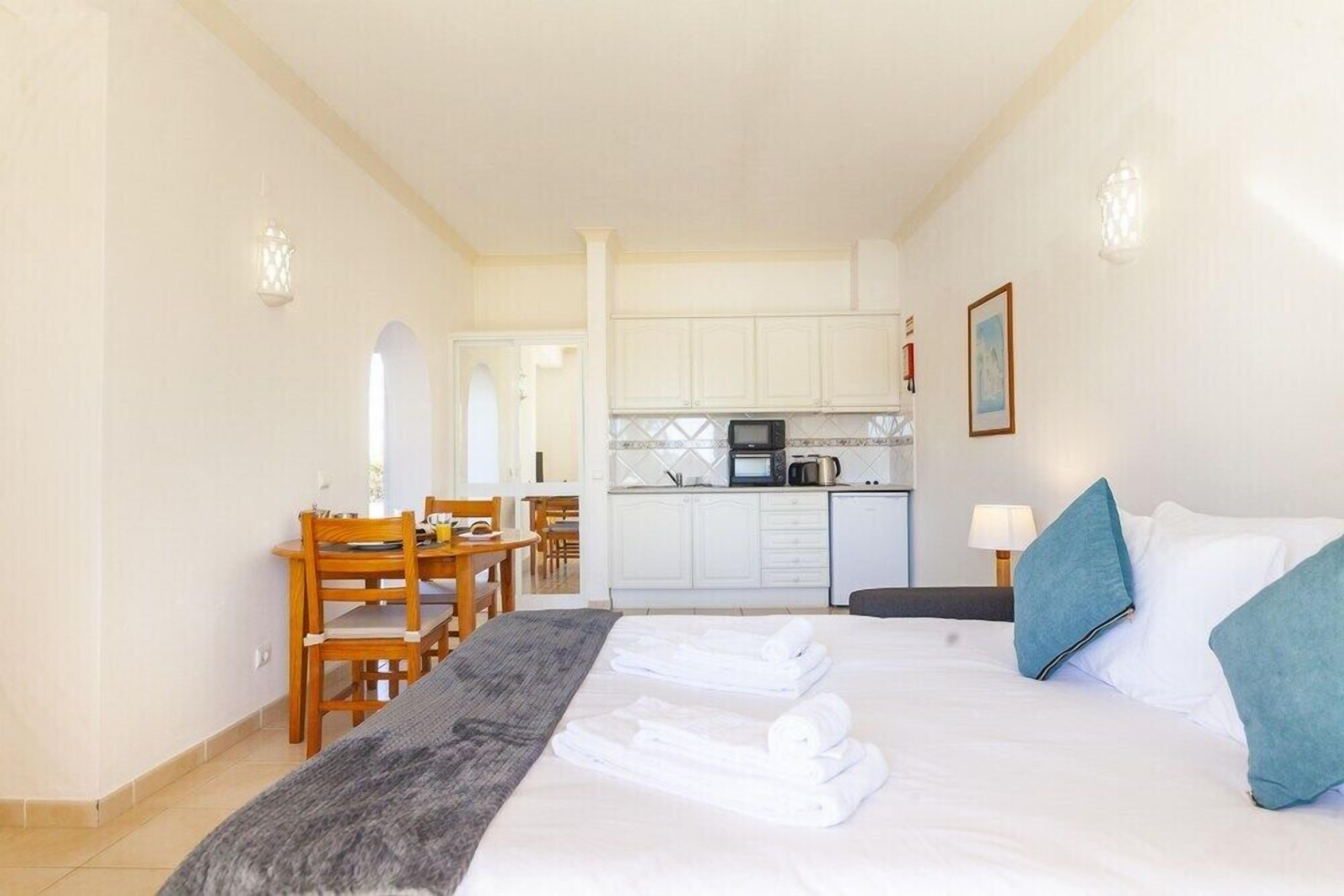 Iron/ironing board, travel cot, free WiFi