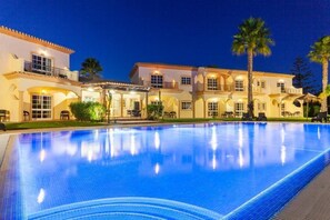 Utendørsbasseng og solsenger