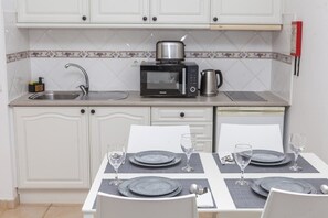 Réfrigérateur, micro-ondes, batterie de cuisine, vaisselle et ustensiles