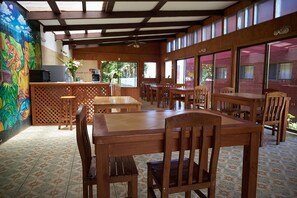 Standard Triple Room | Dining room