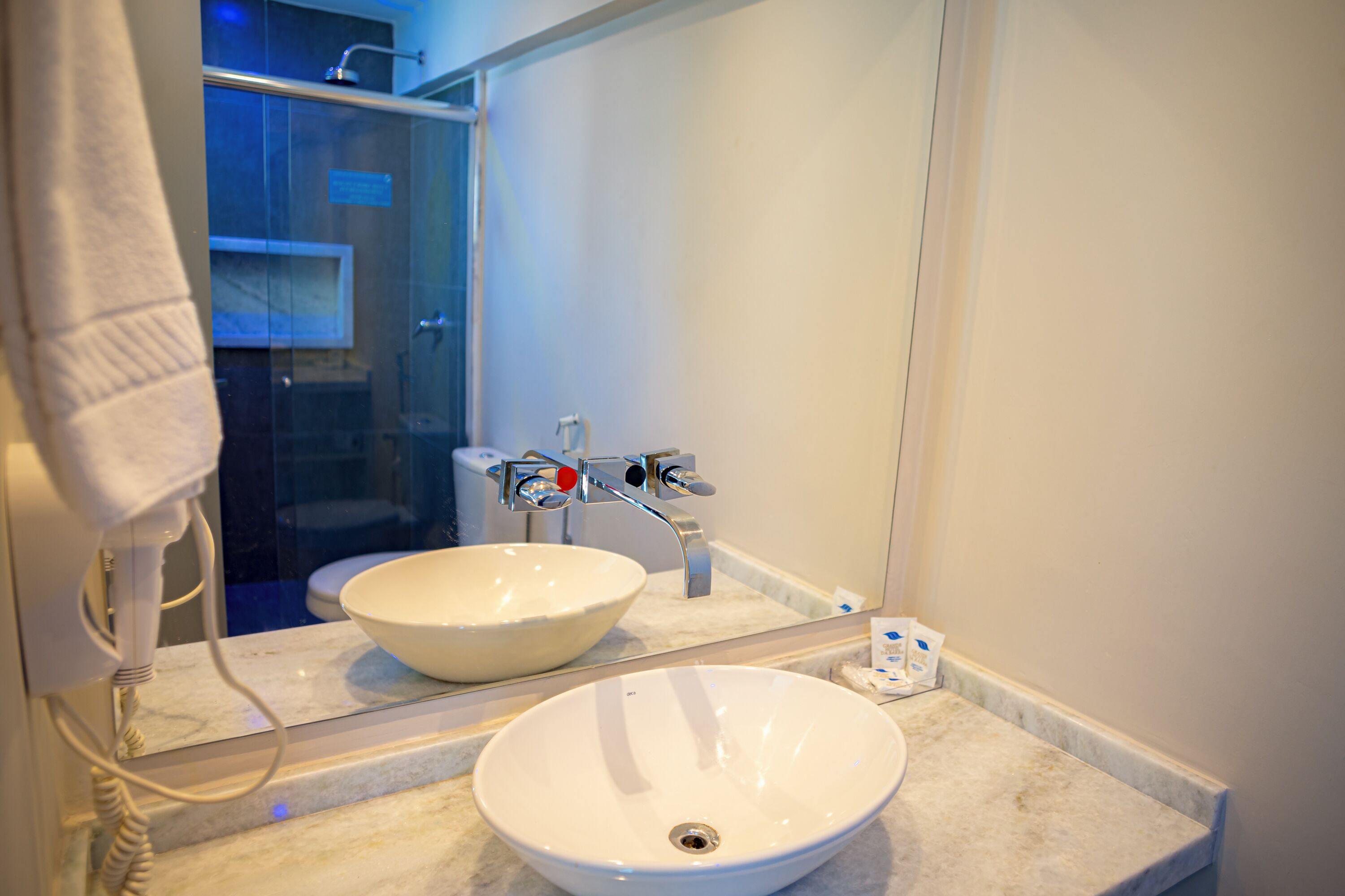 luxo vista mar twin | bathroom | shower, free toiletries, hair dryer, towels