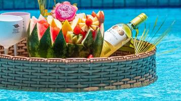 Piscine extérieure, chaises longues