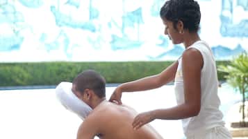 Uma pessoa recebendo uma massagem nas costas de outra.