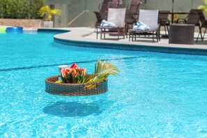 Piscina externa, espreguiçadeiras