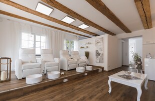 Salas de tratamiento para parejas, un sauna, una bañera de hidromasaje