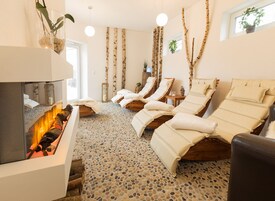 Salas de tratamiento para parejas, un sauna, una bañera de hidromasaje