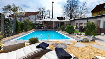 Piscine extérieure, parasols de plage, chaises longues