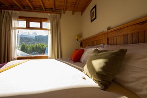 Premium Room | Egyptian cotton sheets, pillowtop beds, in-room safe, desk - Hostería Senderos (El Chalten)