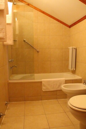 Suite | Bathroom | Combined shower/bathtub, hair dryer, towels