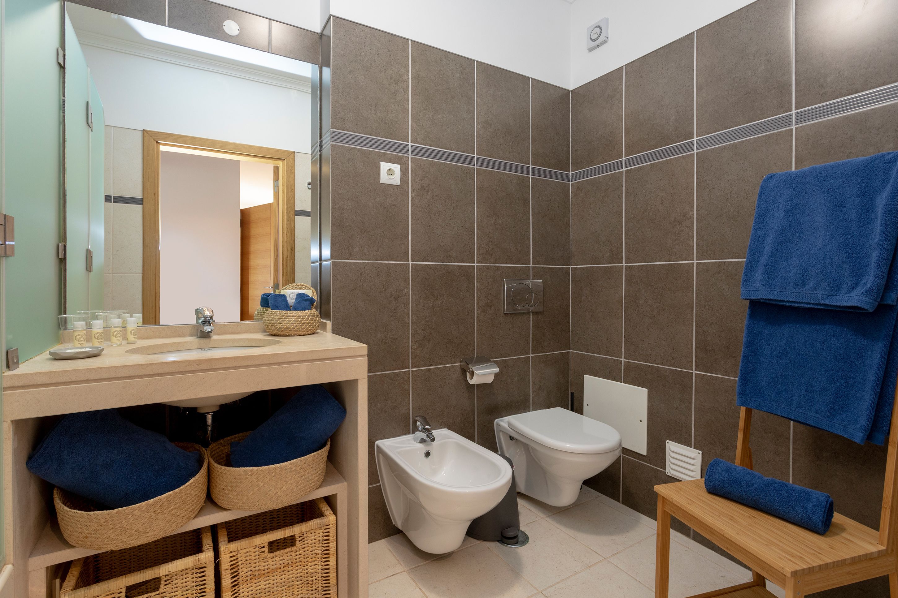 Une salle de bain équipée d’un lavabo, d’un bidet et d’un porte-serviettes.