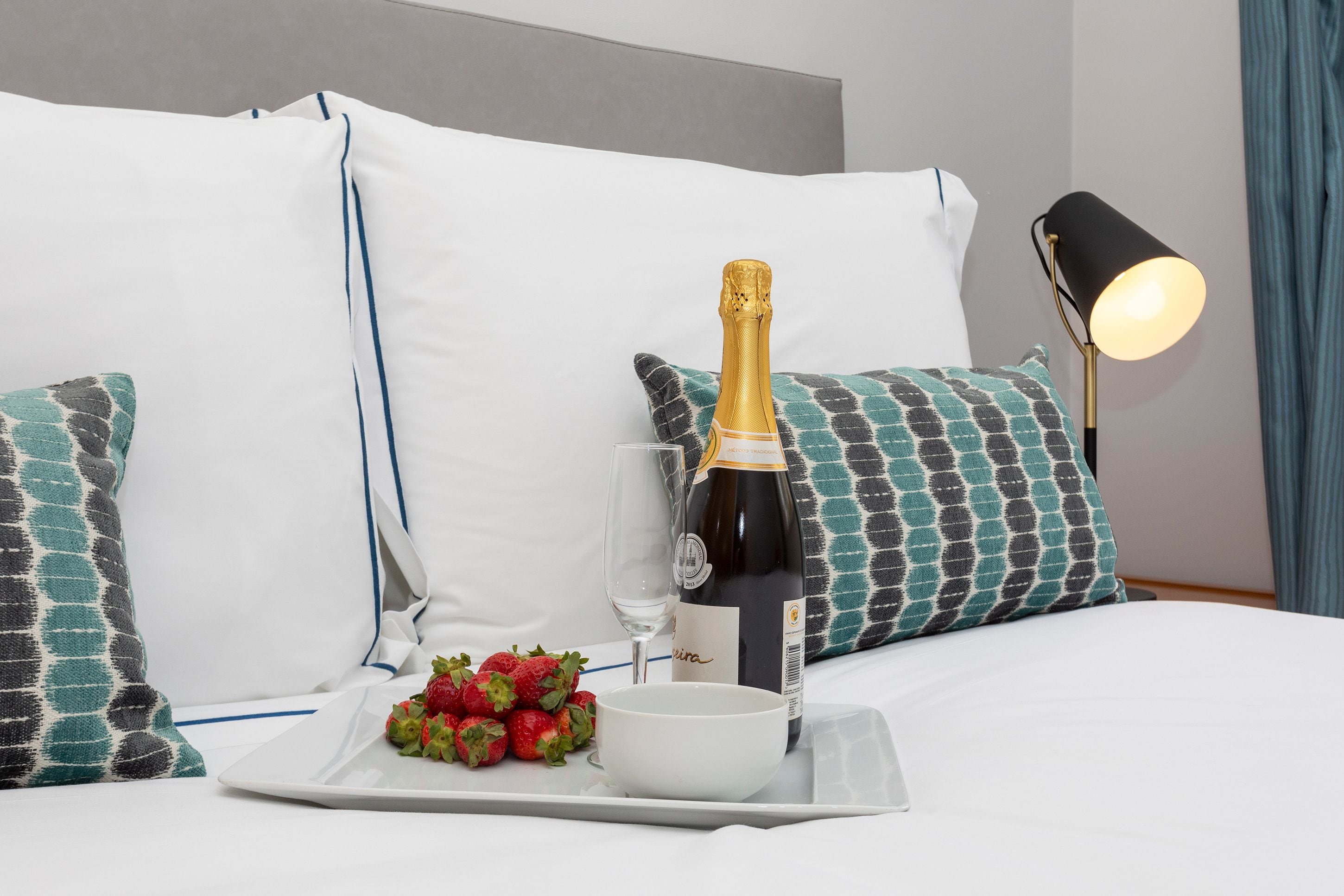 布置獨特、書桌、熨斗/熨衣板、折疊床/加床