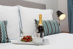 特色家居、办公桌、熨斗/熨衣板、折叠床/加床（额外收费）