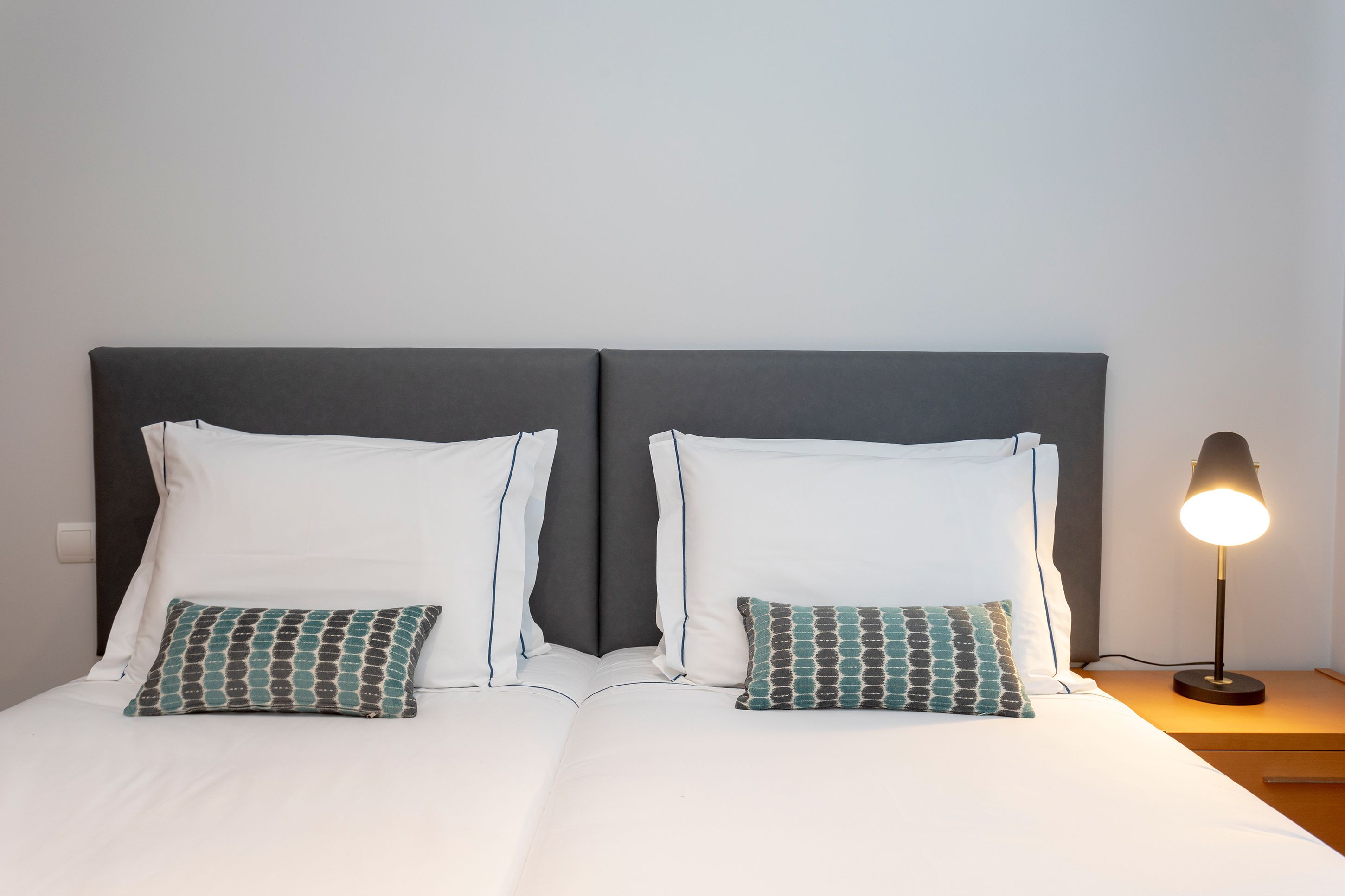 Departamento, 3 habitaciones | Muebles diferentes, escritorio y tabla de planchar con plancha 