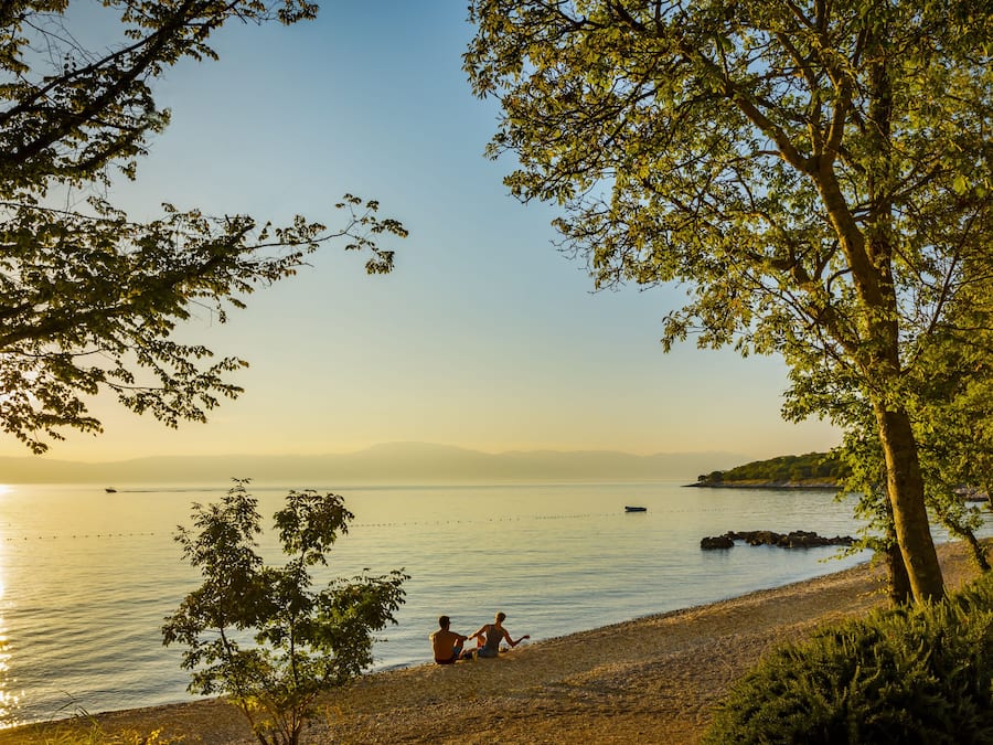 Nær stranden, solsenger, parasoller og massasje på stranden