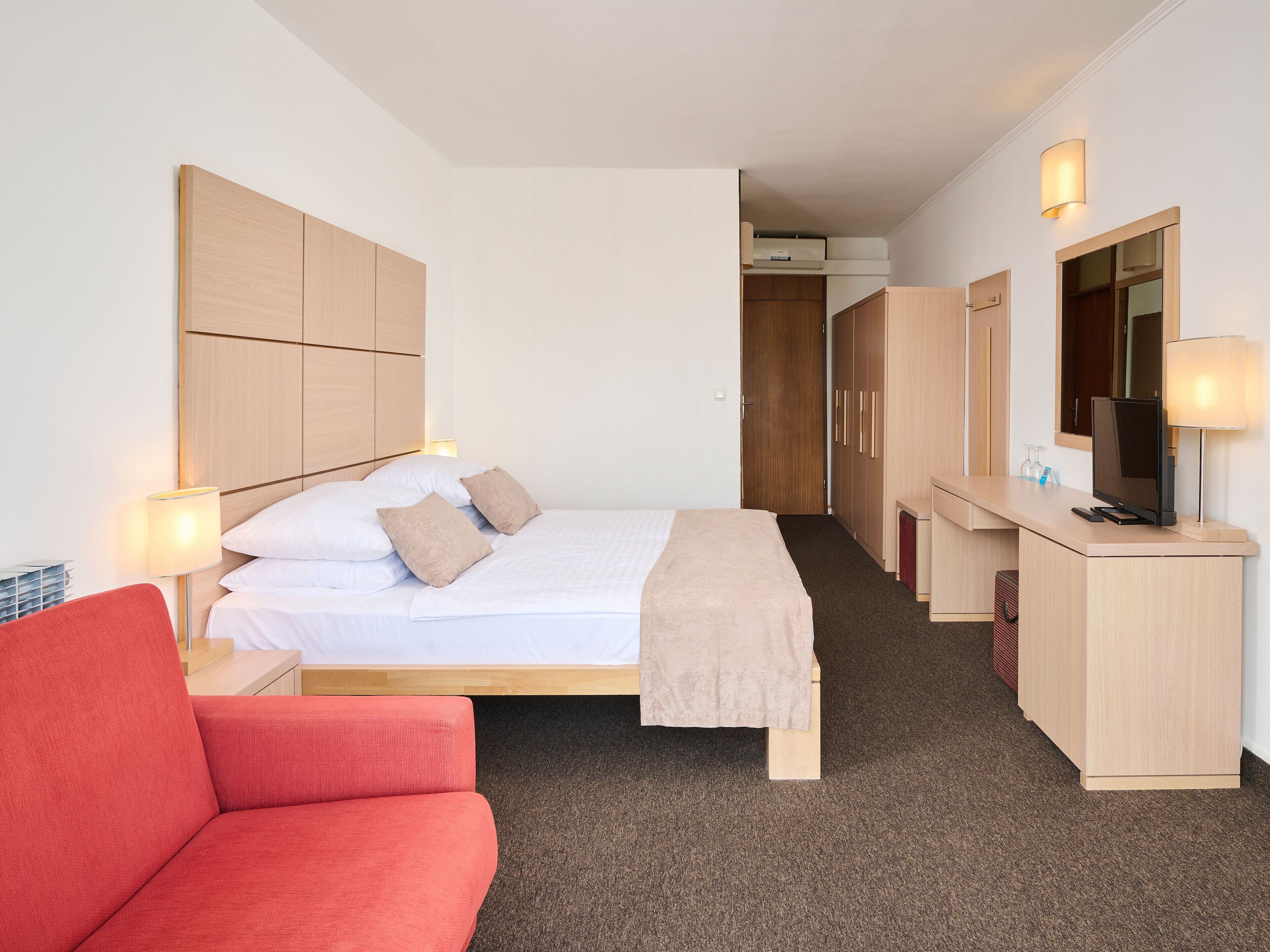 Escritorio, wifi gratis y ropa de cama 